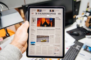 Notre-Dame de Paris yangın Yunan basını hakkında ipad Pro adam okuma