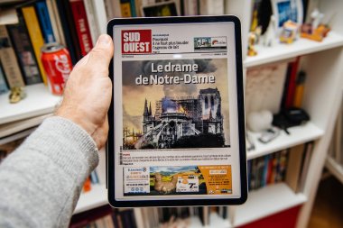 Notre-Dame de Paris yangın hakkında ipad Pro adam okuma