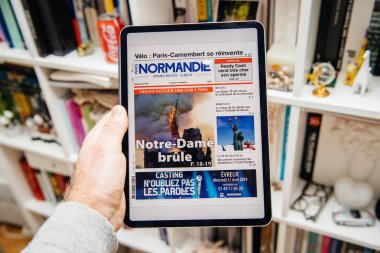 Notre-Dame de Paris yangın hakkında ipad Pro adam okuma
