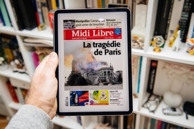 Notre-Dame de Paris yangın hakkında ipad Pro adam okuma