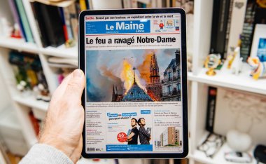 Notre-Dame de Paris yangın hakkında ipad Pro adam okuma