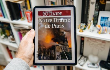 Notre-Dame de Paris yangın hakkında ipad Pro adam okuma
