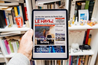 Notre-Dame de Paris yangın hakkında ipad Pro adam okuma