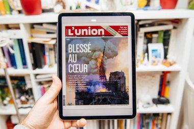 Notre-Dame de Paris yangın hakkında ipad Pro adam okuma