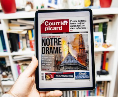 Notre-Dame de Paris yangın hakkında ipad Pro adam okuma