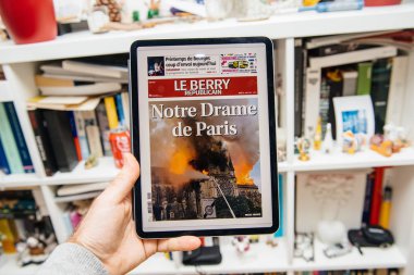 Notre-Dame de Paris yangın hakkında ipad Pro adam okuma