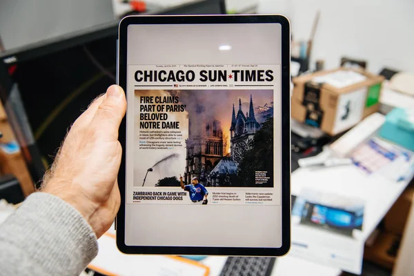 Homem lendo no iPad Pro sobre o fogo de Notre-Dame de Paris — Fotografia de Stock