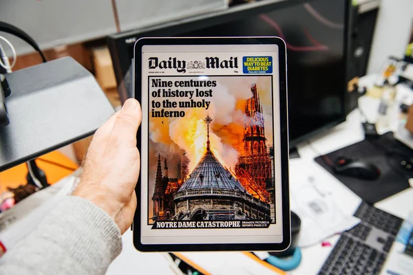 Hombre leyendo en iPad Pro sobre el incendio de Notre-Dame de Paris — Foto de Stock