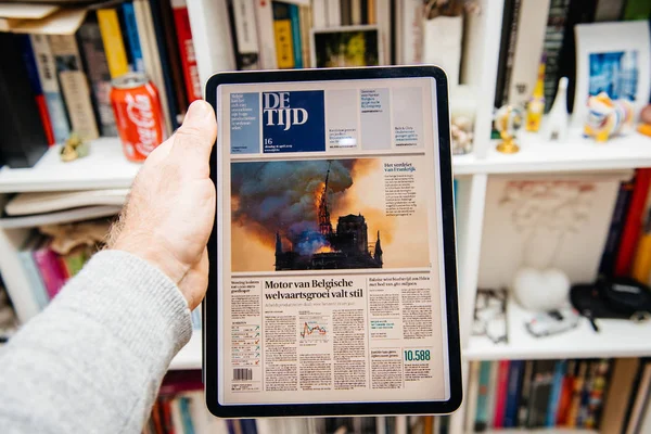 Ο άνθρωπος διαβάζει στο iPad Pro για τη φωτιά Notre-Dame de Paris — Φωτογραφία Αρχείου