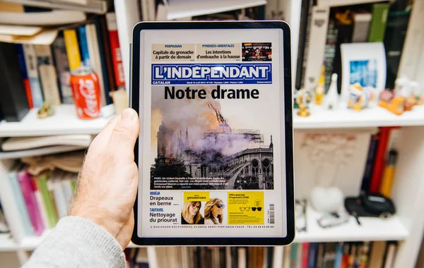 Hombre leyendo en iPad Pro sobre el incendio de Notre-Dame de Paris — Foto de Stock