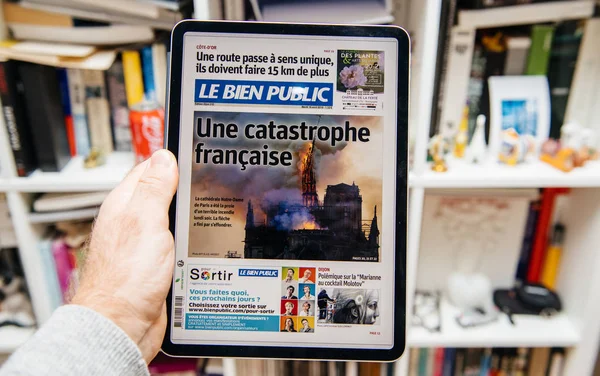 Hombre leyendo en iPad Pro sobre el incendio de Notre-Dame de Paris — Foto de Stock