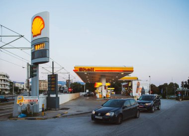 Araba ve müşteriler Atina ile Modern Shell benzin istasyonu