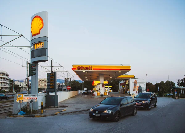 Σταθμός αερίου σύγχρονης Shell με αυτοκίνητα και πελάτες Αθήνα — Φωτογραφία Αρχείου