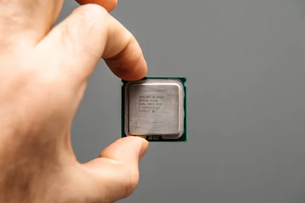 Intel Xeon X5268 CPU στο χέρι άνθρωπος για το σταθμό και το χώρο εργασίας — Φωτογραφία Αρχείου