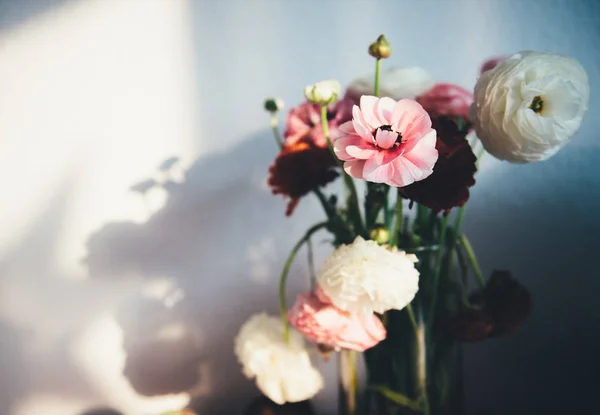 Bellissimo fiore bouquet ranuncolo in vaso — Foto Stock