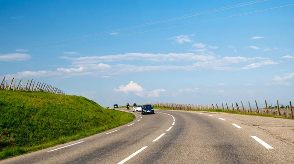 Asiento, Porsche convertible y dos motociclistas conduciendo en convoy — Foto de Stock