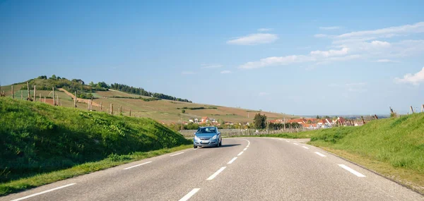 Plata Opel coche de conducción rápida en la carretera francesa — Foto de Stock