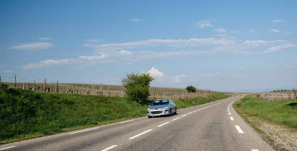 Samochód Peugeot jazdy szybko na francuskiej drodze w Alzacji — Zdjęcie stockowe