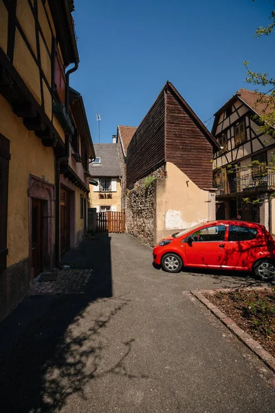 Carro Peugeot estacionado em frente a edifícios da Alsácia — Fotografia de Stock