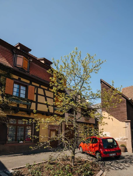 푸조 자동차와 반 목조 집이있는 프랑스 마을 — 스톡 사진