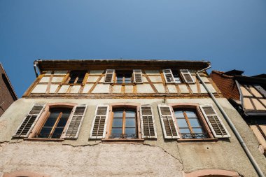 Vintage eski yarı ahşap evin düşük açı görünümü 