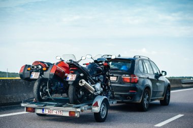 Renkli Bmw suv X5 römork ile Fransız karayolu üzerinde hızlı sürüş 