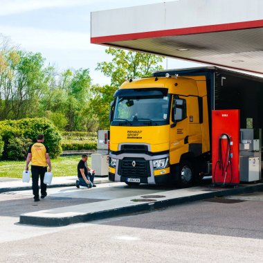 Renault T520 sarı kamyon Formula 1 takım benzin istasyonu