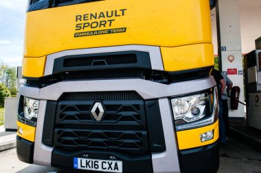 Renault T520 sarı kamyon Formula 1 takım benzin istasyonu