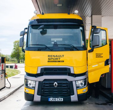Renault T520 sarı kamyon Formula 1 takım benzin istasyonu