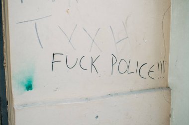 Atina Yunanistan 'da duvara siktir et polis işareti 