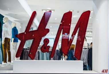 Atina 'nın merkezindeki H ve M logo, birden fazla LED ışıklardan yapılmıştır