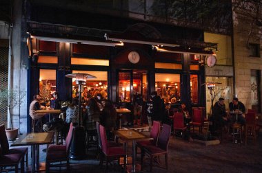 Müşterilerle gece Kolokotroni sokakta 42 Barstronomy