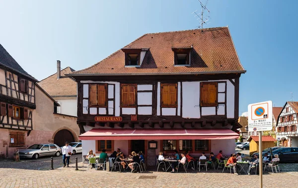 Ristorante francese raditional Brasserie La Mosaique con la gente — Foto Stock