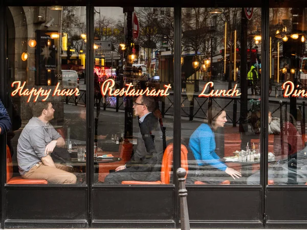 在巴黎市中心的咖啡馆玻璃午餐的人夫妇 — 图库照片