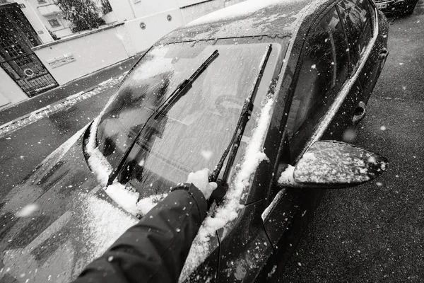 Limpiaparabrisas hombre limpieza coche antes de conducir —  Fotos de Stock