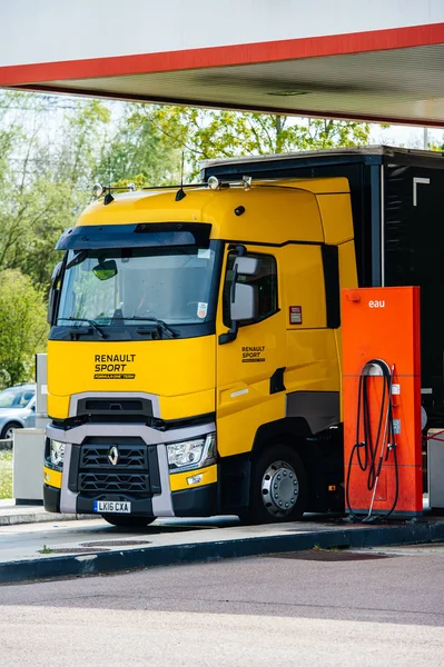 Renault T520 Amarelo Caminhão Fórmula 1 Equipe posto de gasolina — Fotografia de Stock