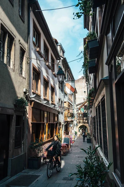 Le Clou traditional winstub on 3 Rue du Chaudron people — Stock Photo, Image