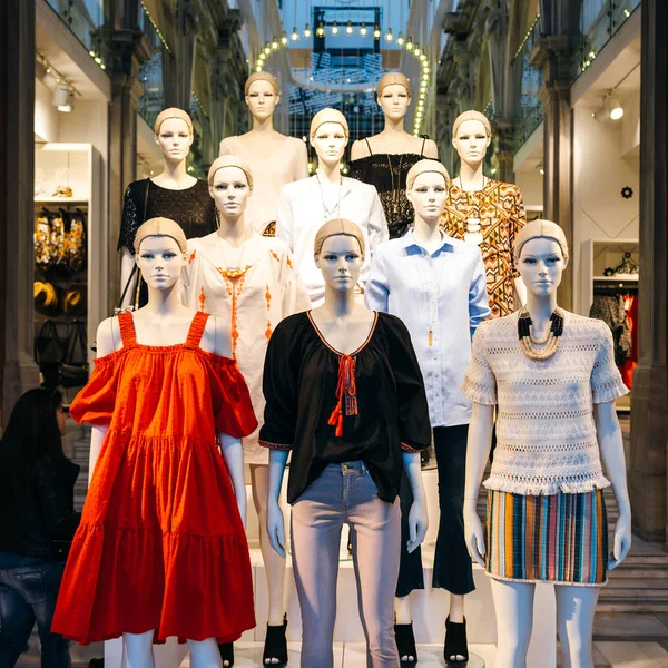 Manequins vestindo roupas H e M vista rua — Fotografia de Stock