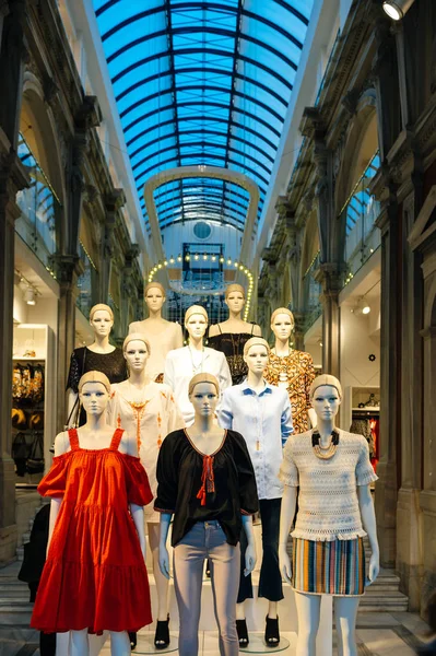 Grupo de manequins vestindo roupas H e M vista rua — Fotografia de Stock