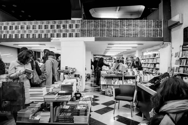Люди всередині книжкового магазину в Афінах вночі — стокове фото