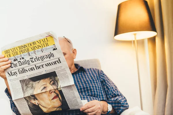 Daily Telegraph mannen läser om Brexit — Stockfoto