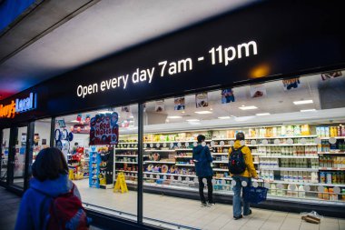 Sainsbury yakınlarında yürüyen bir kadın Oxford 'un merkezindeki yerel süpermarket.