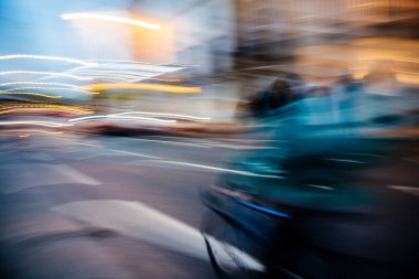 Fast food teslimat genç adam siluet biker mobil uygulaması 