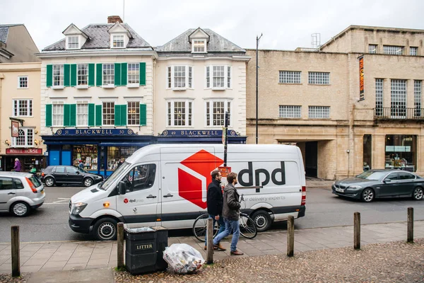 オックスフォード市内中心部のDPD配達小包白いバン — ストック写真