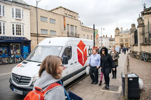 DPD Delivery Parcel furgoneta blanca en el centro de Oxford —  Fotos de Stock