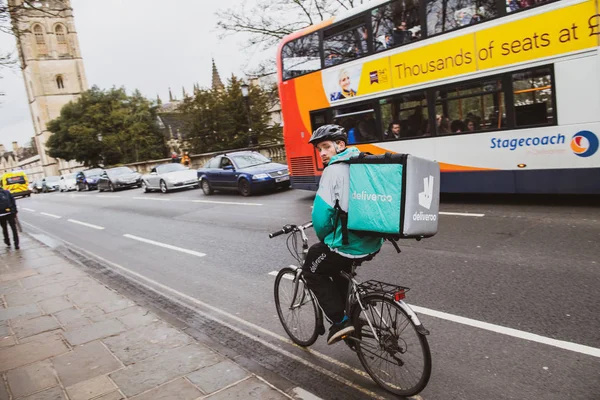 Student part time job man delivery food with Deliveroo App — Stock Photo, Image