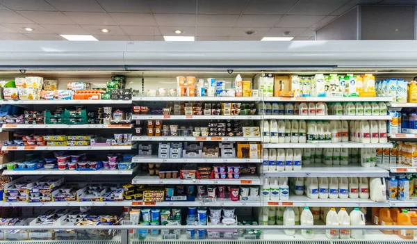 Blick von der Straße auf Milchprodukte in Heiligengräbern — Stockfoto