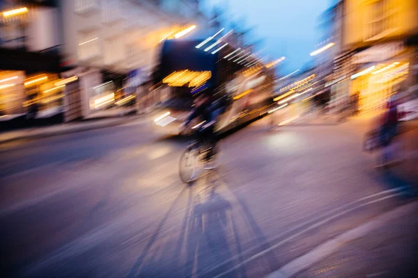 Szybka dostawa żywności młody człowiek sylwetka rowerzysta aplikacja mobilna — Zdjęcie stockowe
