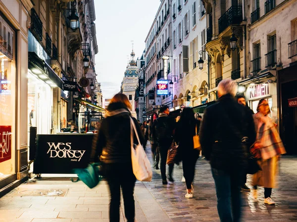 Пешеходы, идущие в сумерках по знаменитой улице де Каумартен — стоковое фото