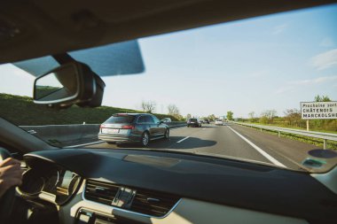 Önde sürücü Pov Peugeot, Audi ve Bmw araba sürüş